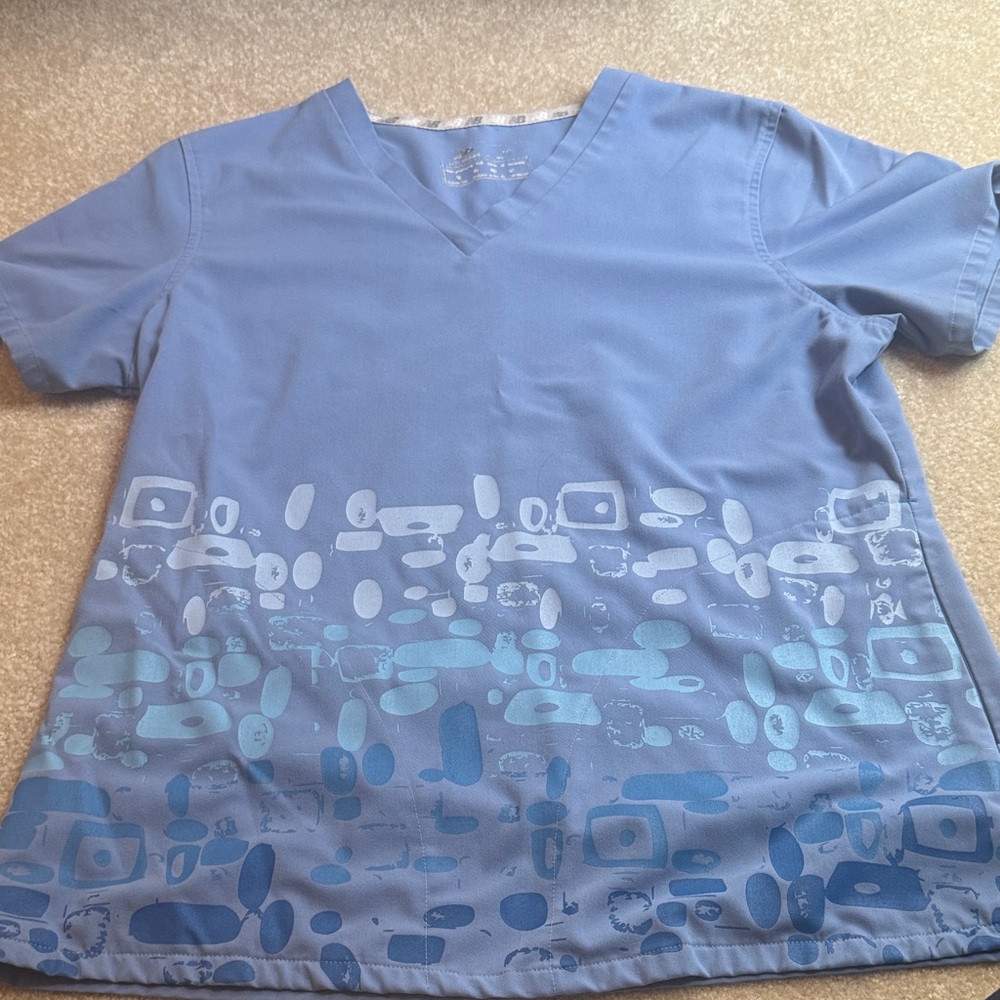 New Balance Ceil Patterned V-Neck Scrub Top